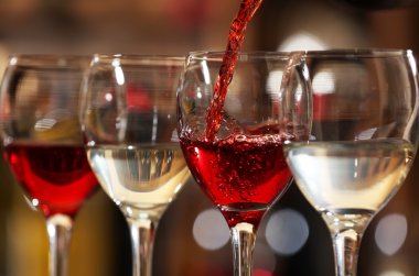 Şarap kadehine dökülen kırmızı şarap.