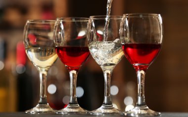 beyaz şarap şarap kadehi dökerek