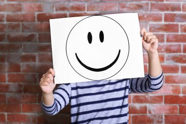 mutlu bir ifade gösteren kadın