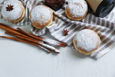 Taze ev yapımı çörek ile pudra şekeri, yakın çekim