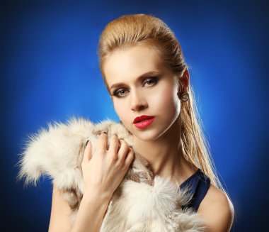 kürk giyen sarışın kız 