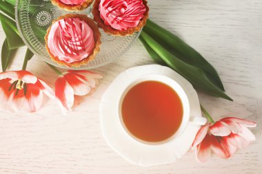 taze laleler ve çay 