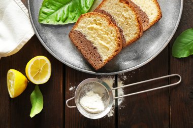Lezzetli tatlı pasta ekmek içinde ahşap masa, üstten görünüm üzerinde limon ile metal tepsi