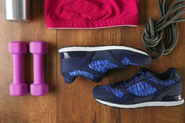 Sporcu kadın giyim ile ayarlandı