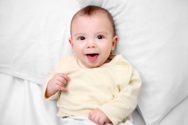 Sevgi dolu bebek yumuşak yatakta yatarken