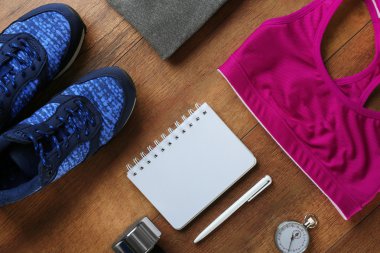 Sporcu kadın giyim ile ayarlandı