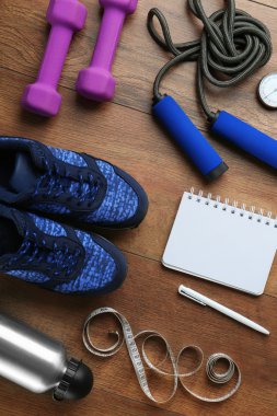 Atlet ile kadın spor ayakkabı ayarlandı