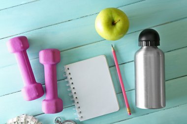 Atlet dumbbells ile ayarlandı