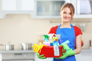 kadın sıvı yıkama ile havza tutar 