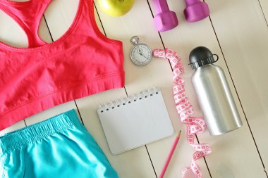 Sporcu kadın giyim ile ayarlandı