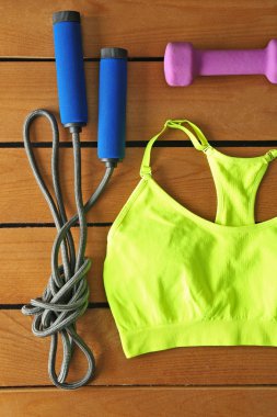 Sporcu kadın giyim ile ayarlandı 