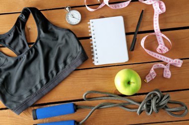 Sporcu kadın giyim ile ayarlandı