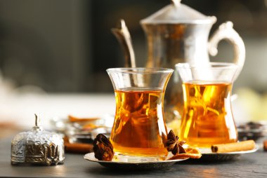 Çay seti masanın üstünde.