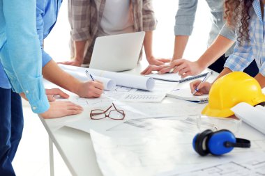 Profesyonel mühendis planları ile çalışıyor