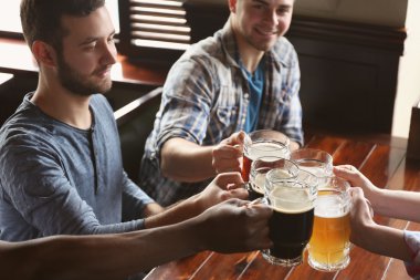 mutlu arkadaş barda bira içme grubu