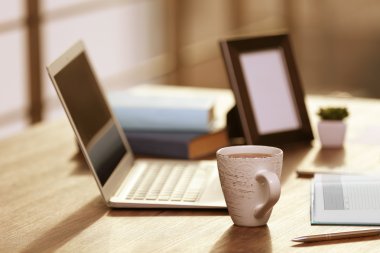 Dizüstü bilgisayar ile şık işyeri