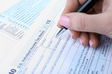 Gelir vergisi formunu doldurarak el