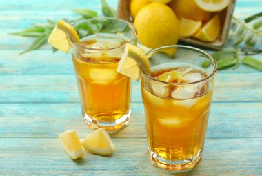 Ahşap masa buz limon çay bardak