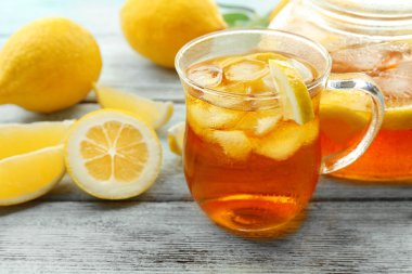 Bardak limon Icetea ve ahşap masa pot