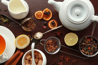 Fincan çay ve lezzetli maddeler tablosundaki