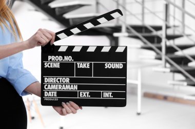 Film clapper tutan eller kadın