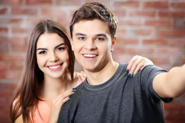 Fotoğraf yanında onların kendi üzerinde tuğla yapma genç çift arka plan duvar