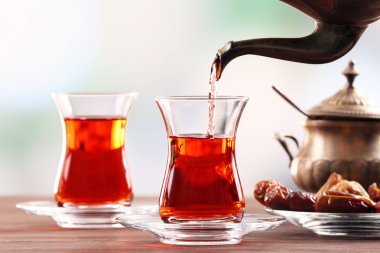 Siyah çay masada cam bardak içine dökme, yakın çekim