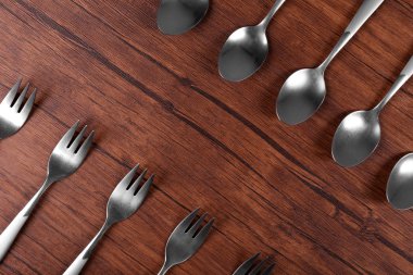 Tahta masayı çatal bıçak takımı