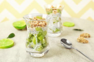 Chia tohum puding kivi ve çerezler ile 