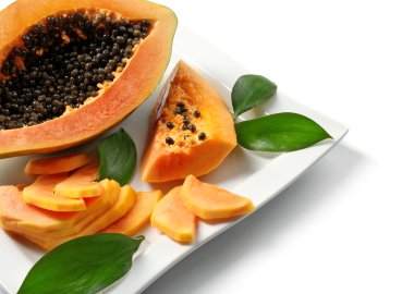 Yarıya papaya dilimleri ile