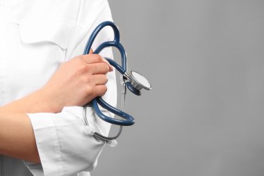 Doktor katlanmış silah ve stetoskop ile
