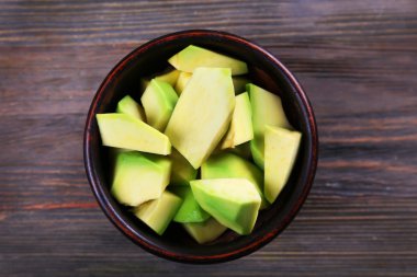 Siyah bir kabın içinde avokado