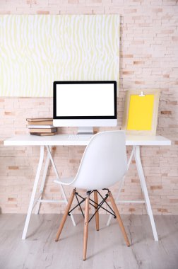 Bilgisayar ile şık işyeri