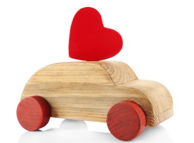 Küçük bir kırmızı kalp ile ahşap araba yolunu izole üzerinde beyaz