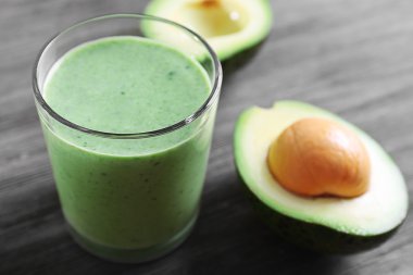 Taze avokado ahşap arka plan üzerinde kokteyl bardak