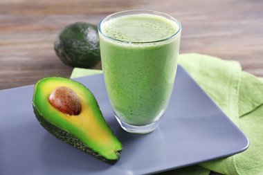 Tepsi portre üzerinde avokado güler yüzlü