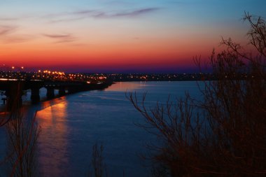 Gün batımında köprü görünümü