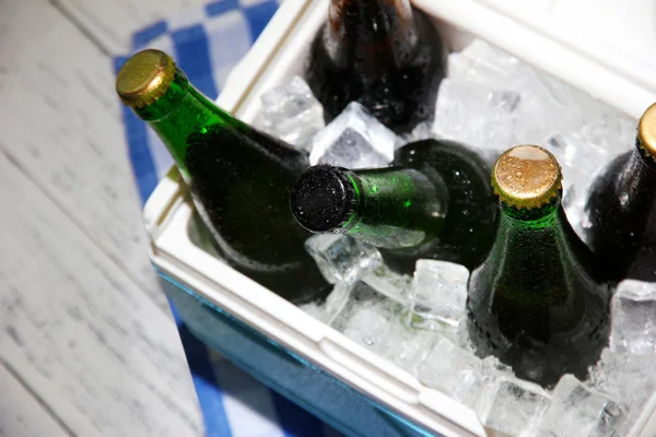 Cajón de hielo lleno de bebidas en botellas — Foto de Stock