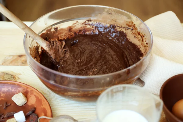 Voorbereiding van deeg voor chocolade taart — Stockfoto