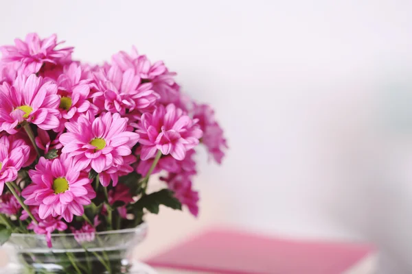 Schöne Blumen in der Vase — Stockfoto