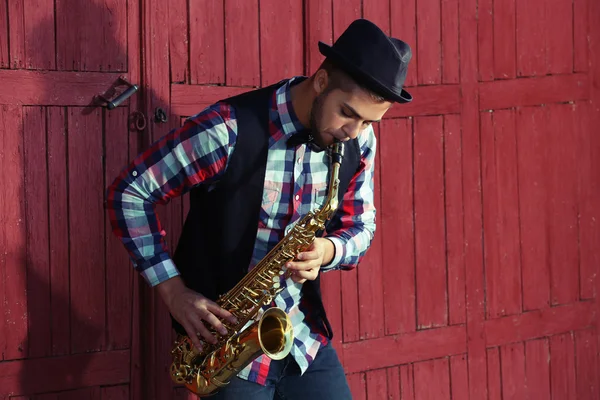 Hombre tocando en saxofón — Foto de Stock