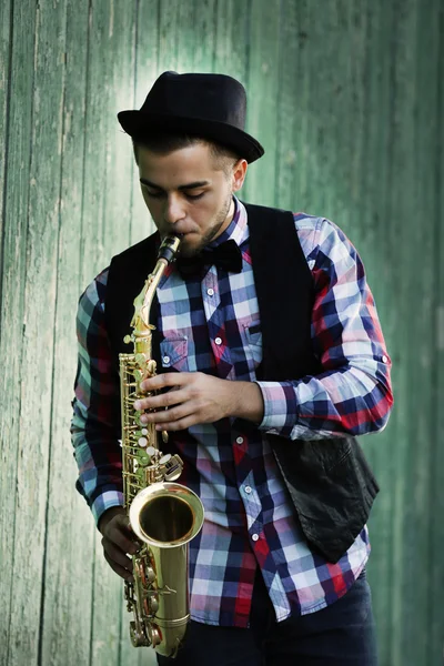 Hombre tocando en saxofón — Foto de Stock