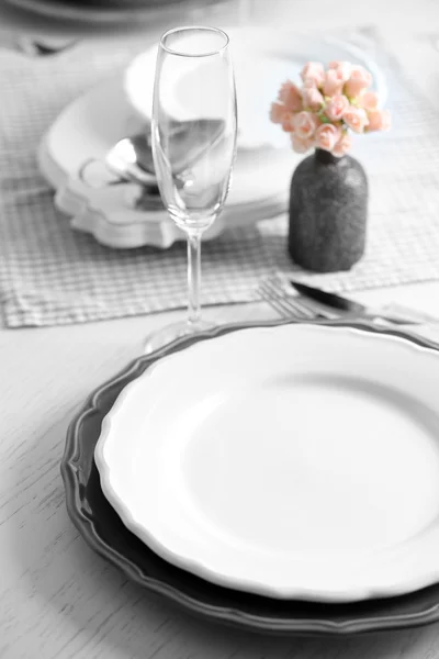 Tisch im Restaurant gedeckt — Stockfoto