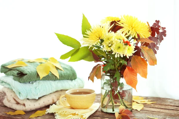 Mooie herfst boeket met chrysanten bloemen, op vensterbank — Stockfoto