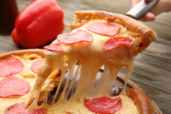 Hete smakelijke pizza met salami — Stockfoto