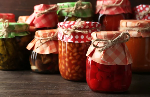 Frascos con verduras y frijoles en vinagre —  Fotos de Stock