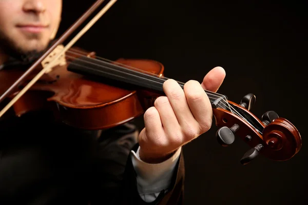 Musiker spielt Geige auf schwarzem Hintergrund, Nahaufnahme — Stockfoto