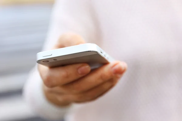 Mulher segurando smartphone — Fotografia de Stock