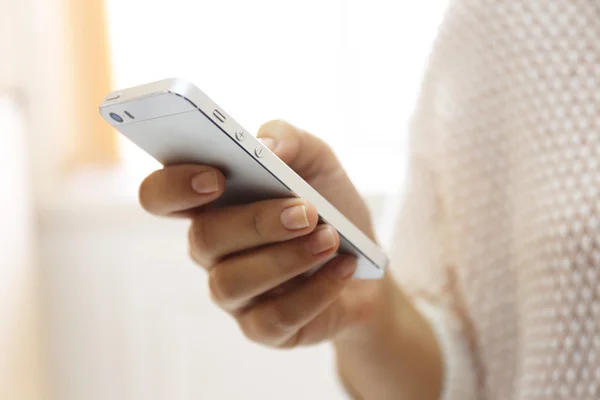 Mulher segurando smartphone — Fotografia de Stock