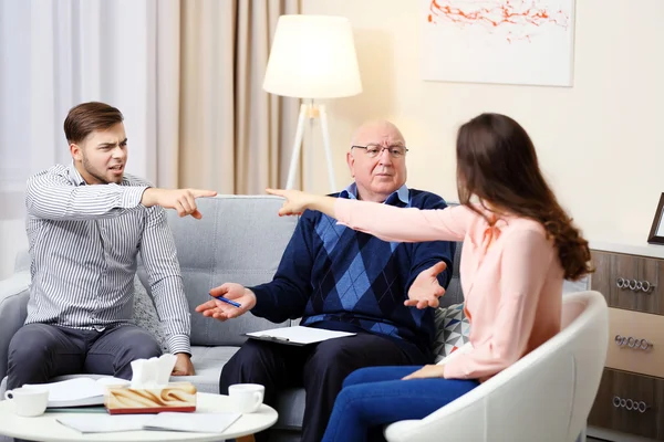 Jong koppel bij familie psycholoog — Stockfoto